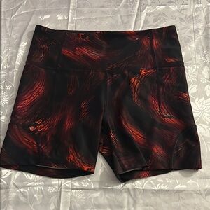 Xersion Women’s Bike Shorts Large Red Black Abstract Print Anti-Odor Activewear.